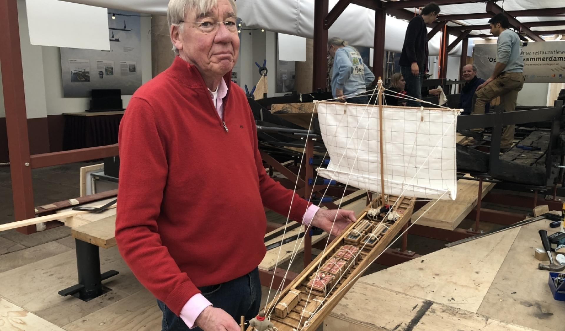 Pieter maakt model Romeins schip